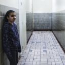 Image: unicef.nl Een meisje in de gangen van azc Grave credits Stichting de Vrolijkheid - Petra Katanic